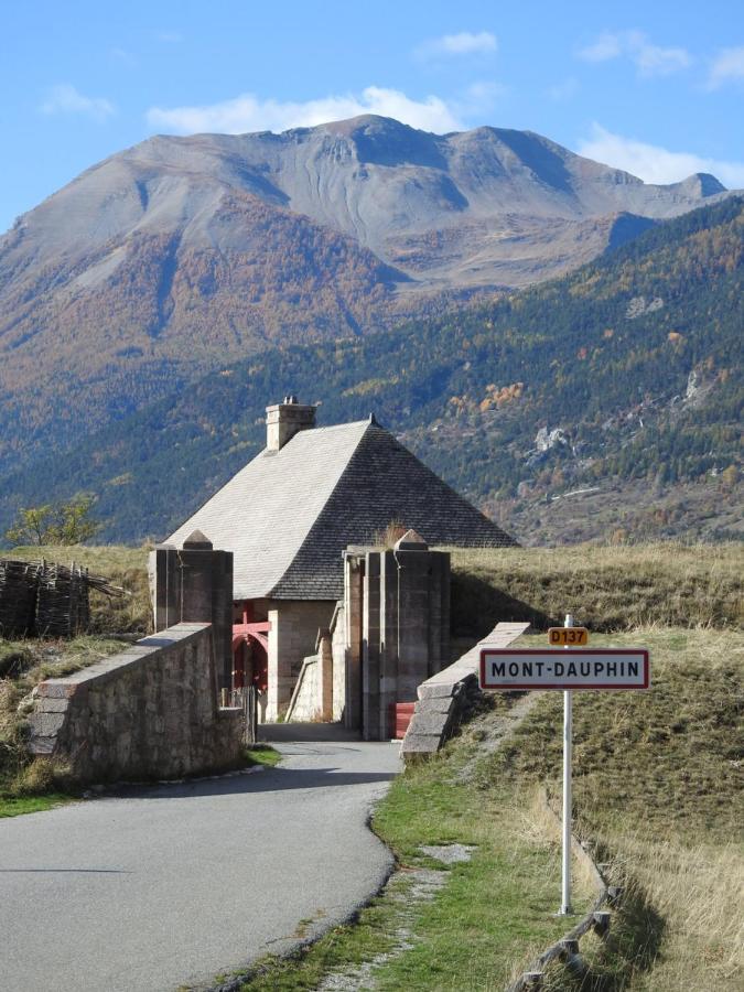 Le Pavillon Des Officiers Aparthotel Mont-Dauphin Kültér fotó